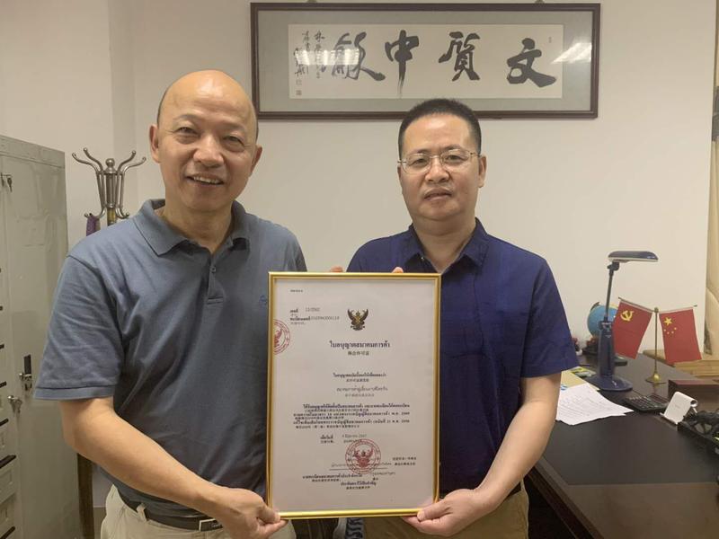 中共安溪县委常委统战部长林荣超(左),泰中福建安溪总商会会长陈伟龙